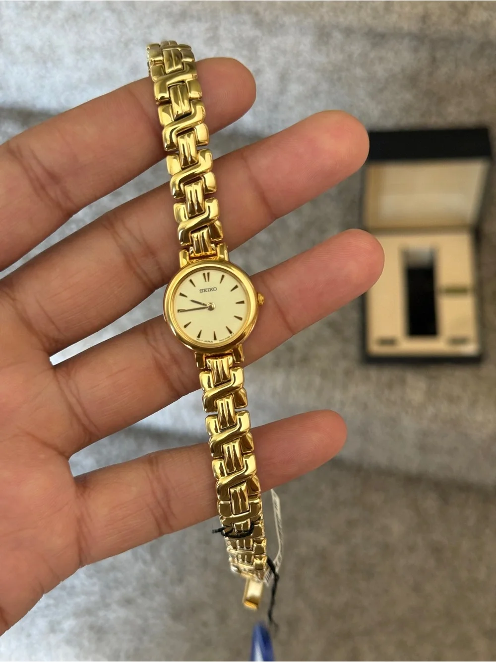 Seiko vintage 90s Women's Gold Link Bracelet Watch with Cream Dial new old stock